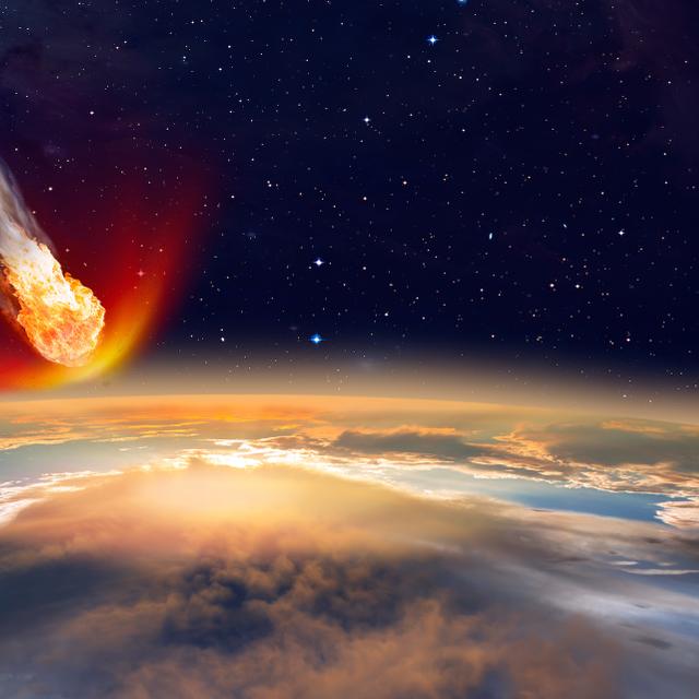 Image d’artiste d’un astéroïde fonçant sur la Terre. Les sphérules retrouvées dans les sédiments d’un ancien fond marin, entre deux couches volcaniques, au nord-ouest de l’Australie, dans la région de Marble Bar, ont été créées par l’impact d’un corps de 20 à 30 km de diamètre, il y a 3,46 milliards d’années. © muratart, Shutterstock