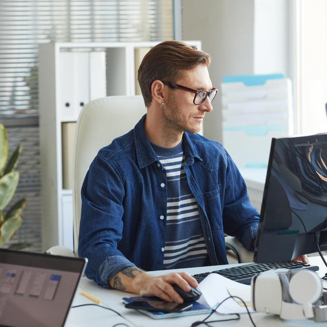 Le tech lead est le référent technique de l&#39;entreprise. Il est garant des solutions technique déployées au sein de l&#39;entreprise et de leur bon fonctionnement.&amp;nbsp;©&amp;nbsp;Seventyfour, Adobe Stock.