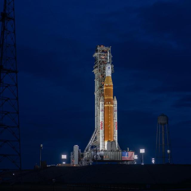 Le lanceur de la mission Artemis II sur son pas de tir. © Nasa, Brandon Hancock