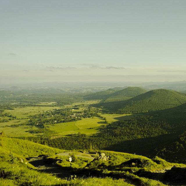 Alignement des volcans de la Chaîne de Puys. © Alpha du centaure, Flickr