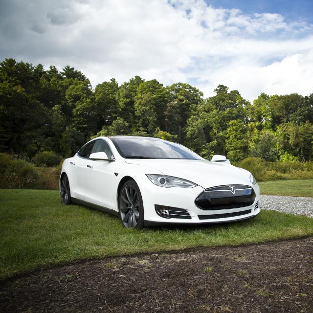 Cette Tesla Model S est équipée du système Autopilot la rendant semi-autonome. © Free-Photos, Pixabay, CC0 Creative Commons
