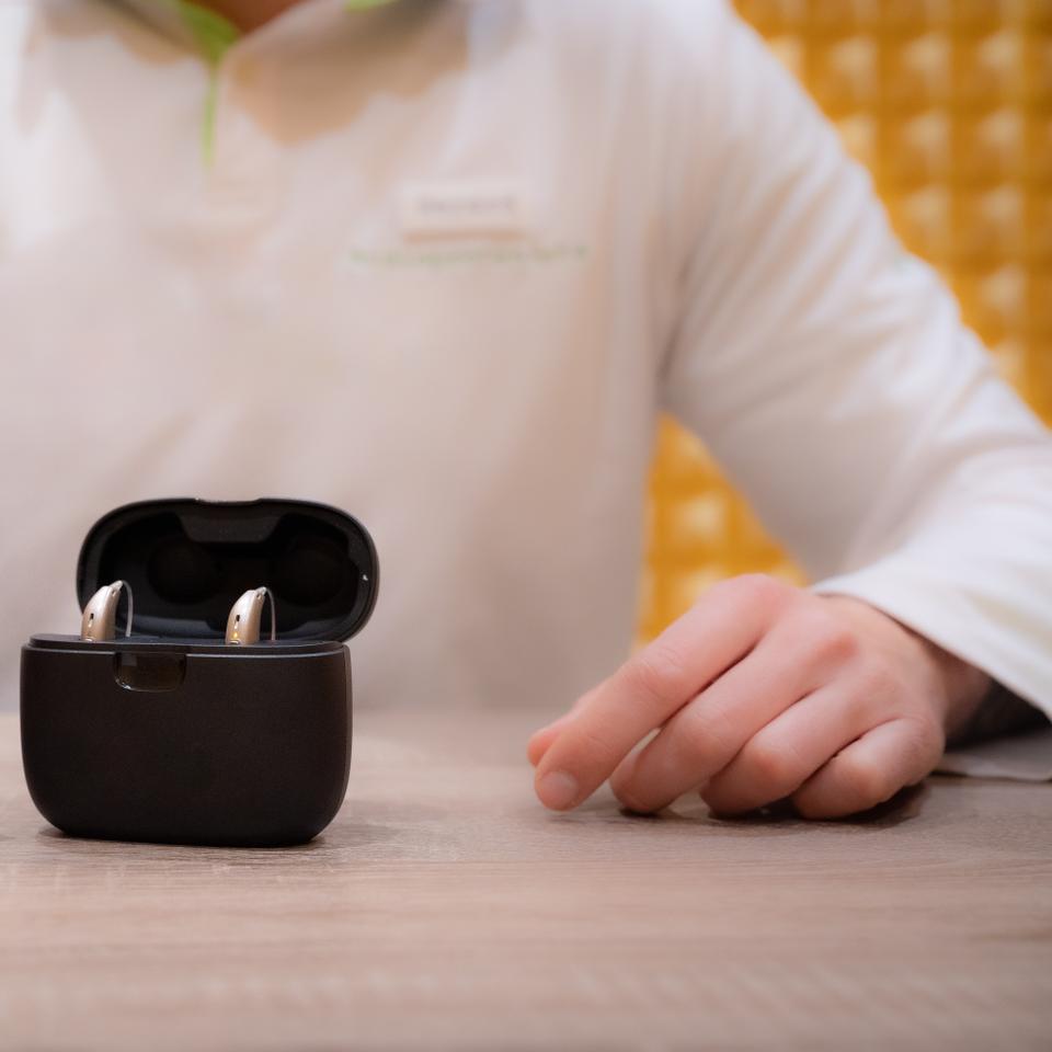 Les appareils auditifs permettent de rester pleinement connecté aux échanges du quotidien © JMarques, Pixel-Shot, Adobe Stock