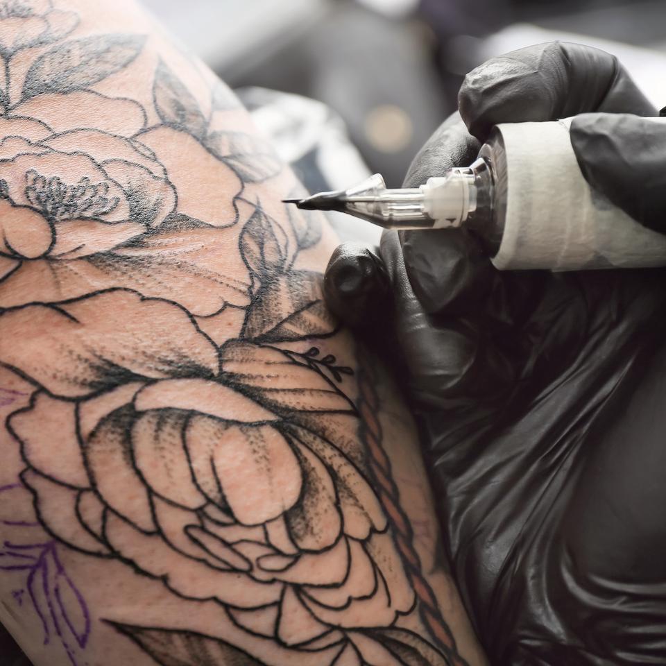 Des chercheurs suédois analysent comment l’encre injectée au cours d’un tatouage interagit avec l’organisme sur le long terme.&nbsp;© Pixel-Shot, Adobe Stock