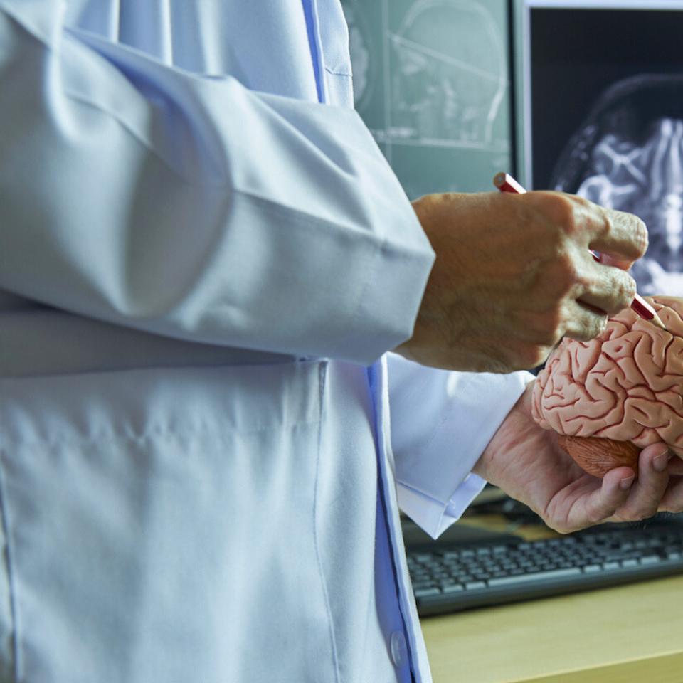 Les premiers signes d’Alzheimer sont souvent invisibles, et il est difficile de savoir quand la mémoire commence vraiment à faiblir. Cette incertitude complique le diagnostic précoce, pourtant essentiel pour intervenir avant que la maladie n’avance trop. ©&nbsp;undefined undefined, iStock