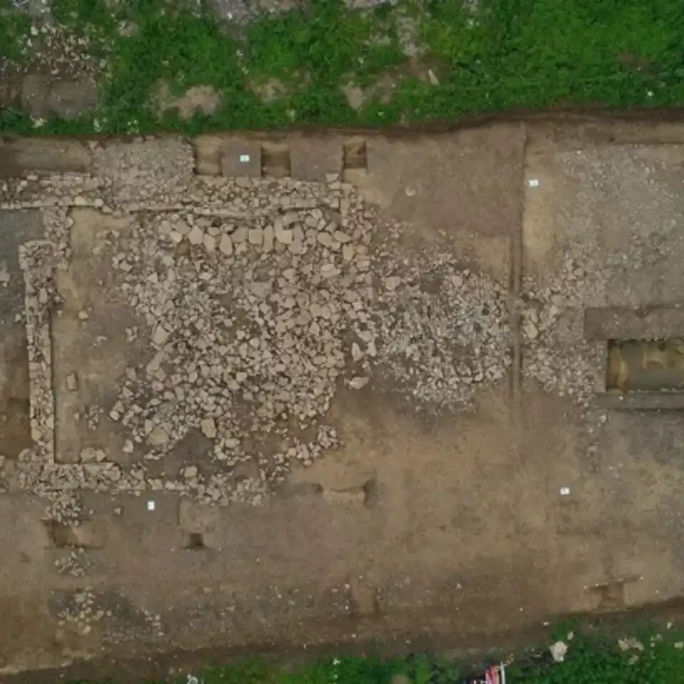 Sous une route moderne, les vestiges d’une installation romaine longtemps oubliée refont surface après deux millénaires. ©&amp;nbsp;Oxford Cotswold Archaeology