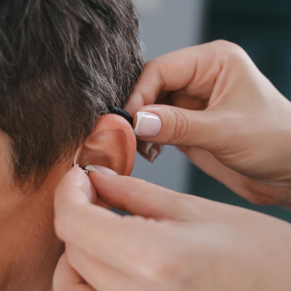 Les conseils d'un audioprothésiste sont précieux pour bien choisir ses&nbsp;appareils auditifs.&nbsp;© ninelutsk, Adobe Stock