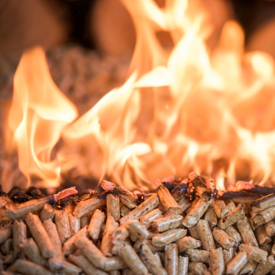 Oui, il est désormais possible d&#39;alimenter une cheminée, un insert ou un poêle à bois avec des granulés, grâce à cette invention française ! © tchara, Adobe Stock