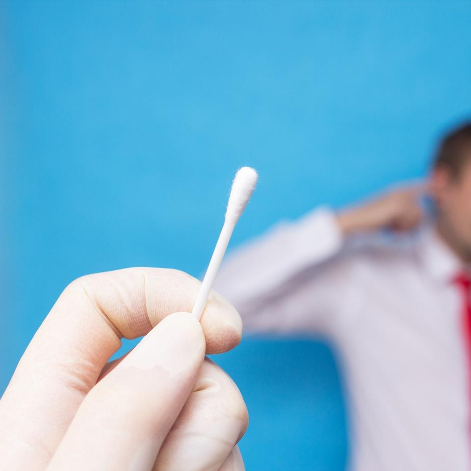 Patient hors norme il nettoie son oreille avec un coton tige et — free download