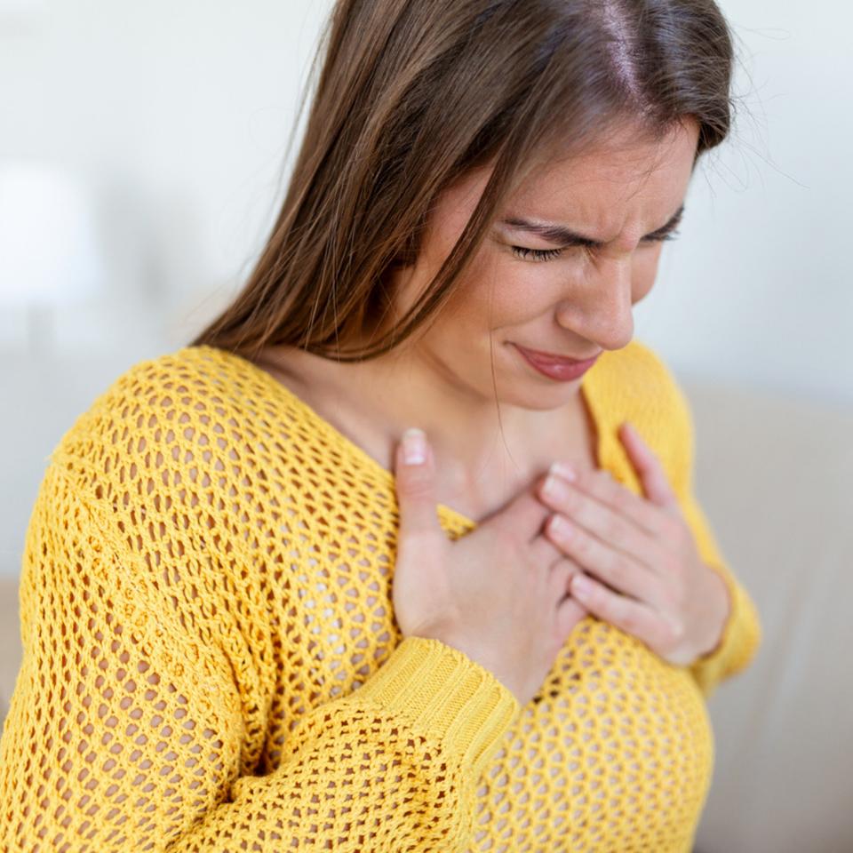 Douleur intense dans la poitrine, malaise, sensation de manque d’air, nausée… C’est peut-être un infarctus du myocarde, mais pas forcément lié une obstruction d’une artère par une plaque d’athérome. © stefanamer, iStock