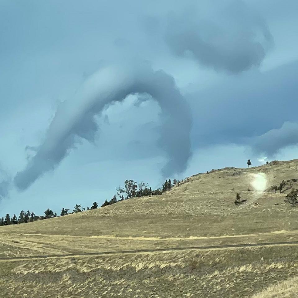 Un impressionnant nuage vortex en forme de fer à cheval photographié au Montana (USA) en novembre 2021. © Sarah Tabor
