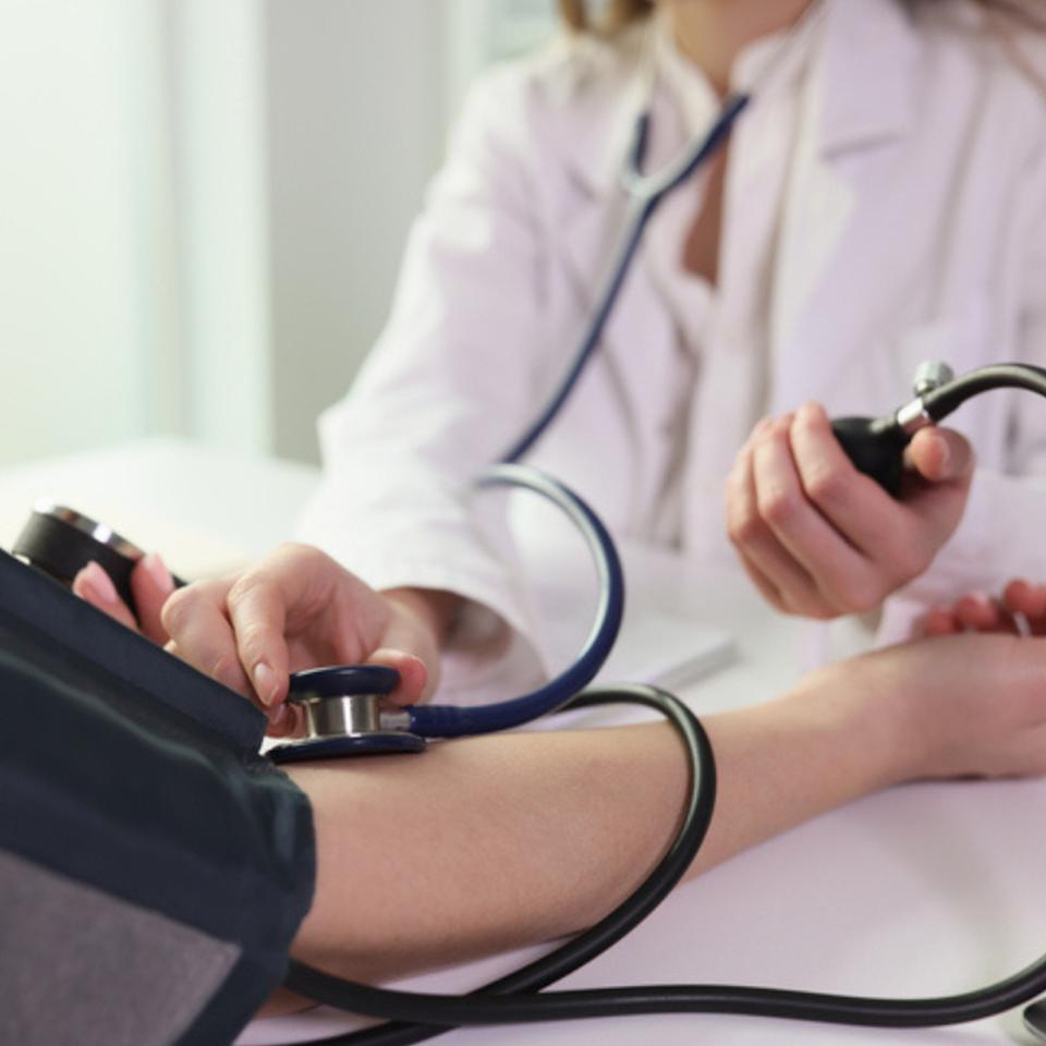 Alors que près d’un hypertendu sur trois ne répond pas aux traitements classiques, une piste innovante pourrait changer la donne.&amp;nbsp;© megaflopp, iStock