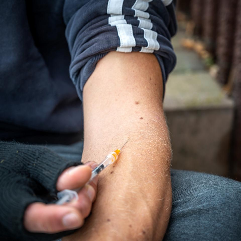 Patient bizarre : il s'injecte sa propre semence dans le bras pendant ...