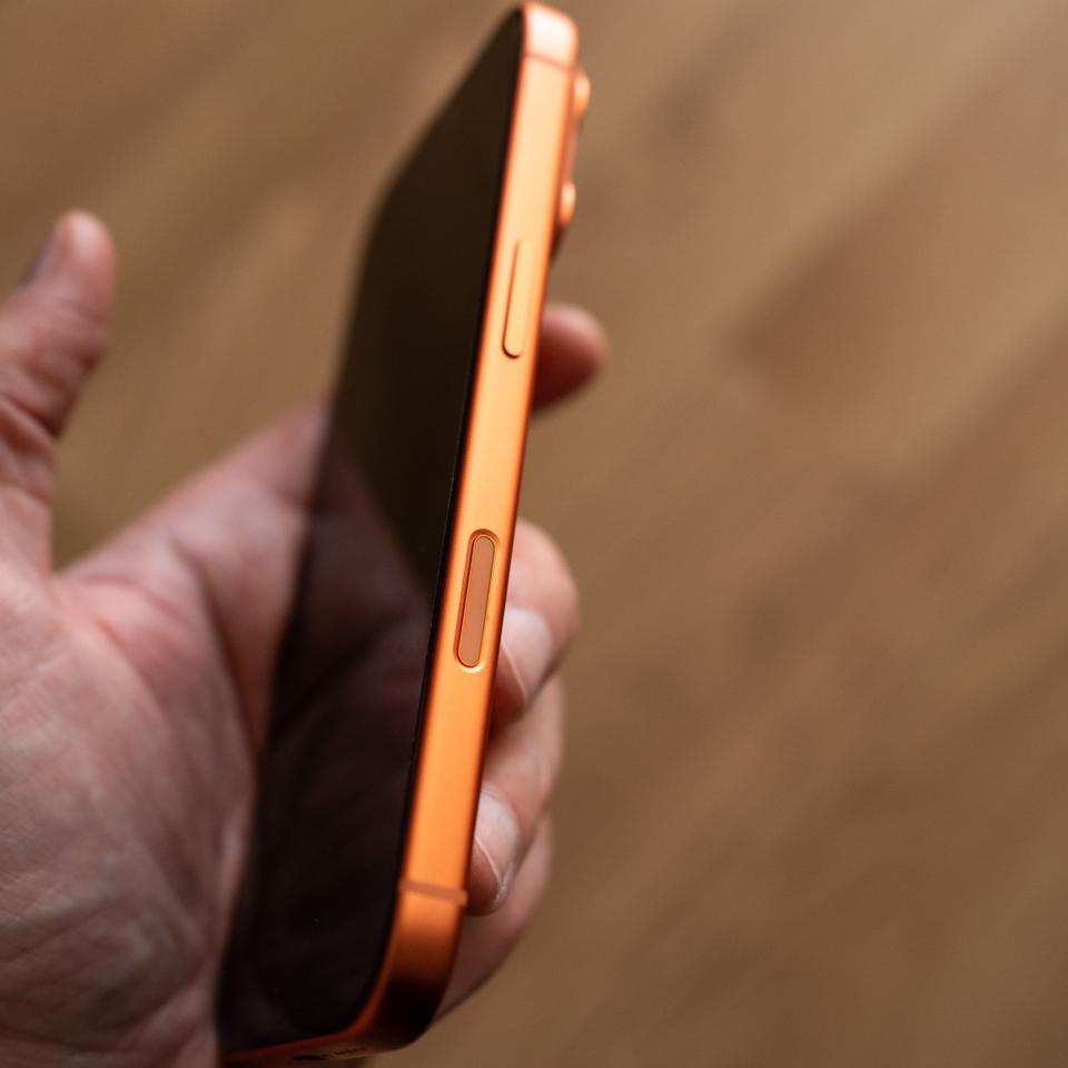 Les smartphones 5G occupent désormais tout le marché, du milieu de gamme aux modèles très premium signés Apple ou Samsung © vfhnb12, Adobe Stock