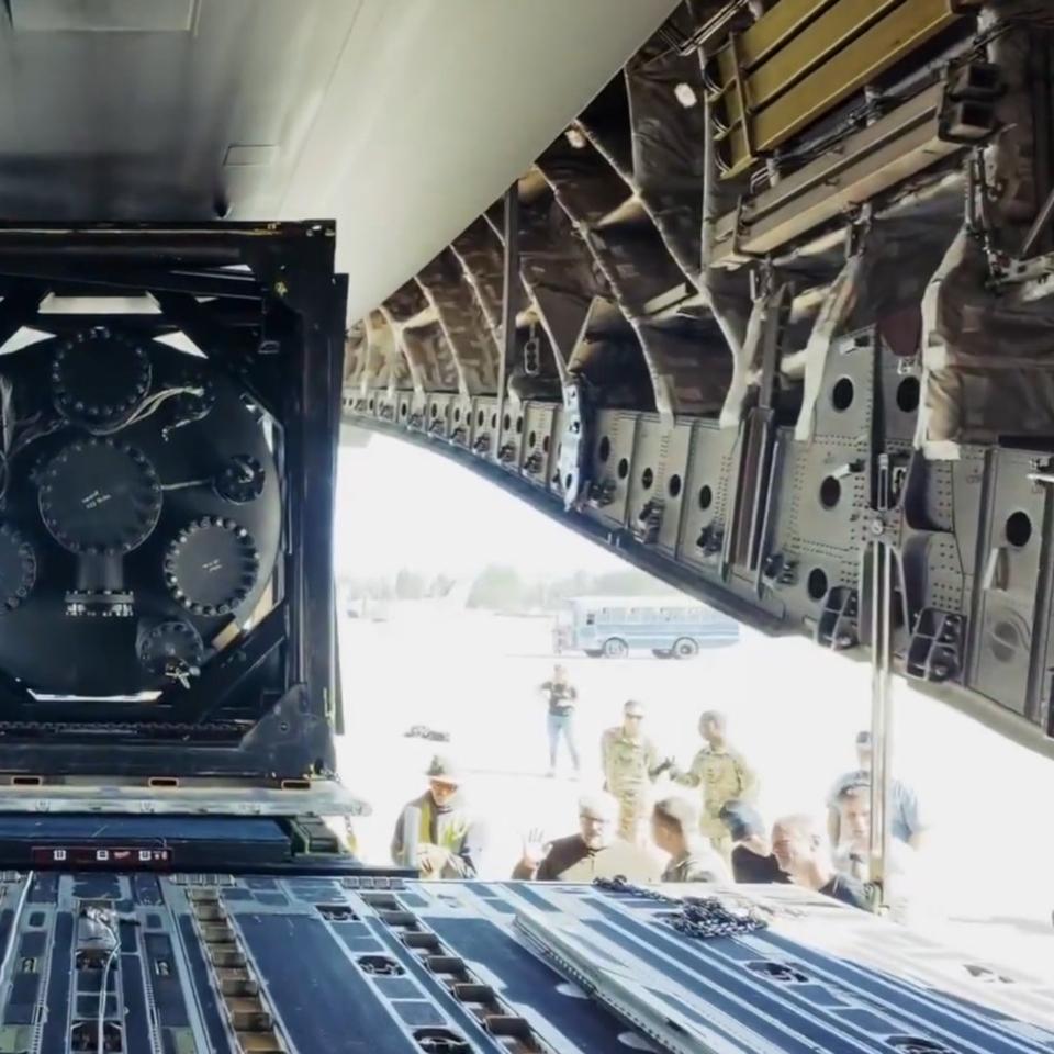 Le chargement du Ward250 à bord d’un avion C-17. © Valar Atomics