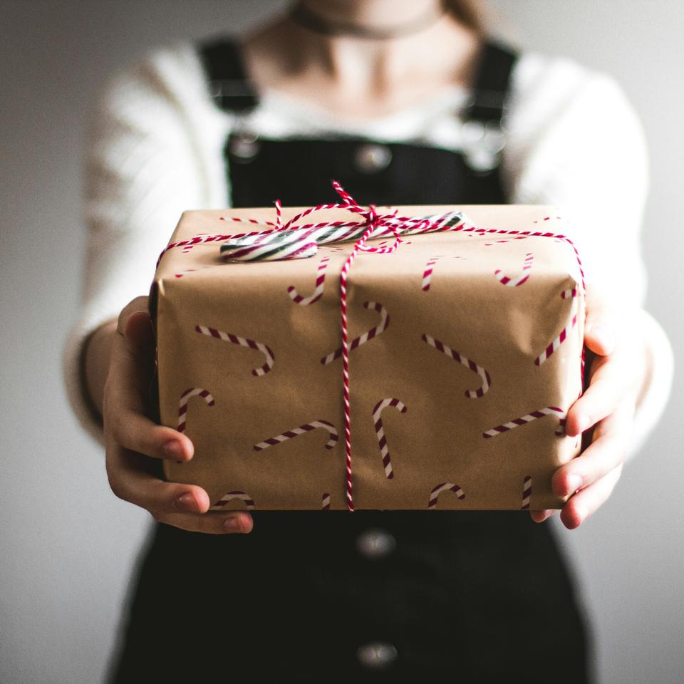 Comment offrir des cadeaux qui font vraiment plaisir sans pour autant peser sur la planète ? © Kira auf der Heide, Unsplash