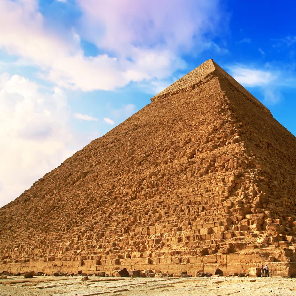 Et si la pyramide de Khéops cachait… un trône de fer