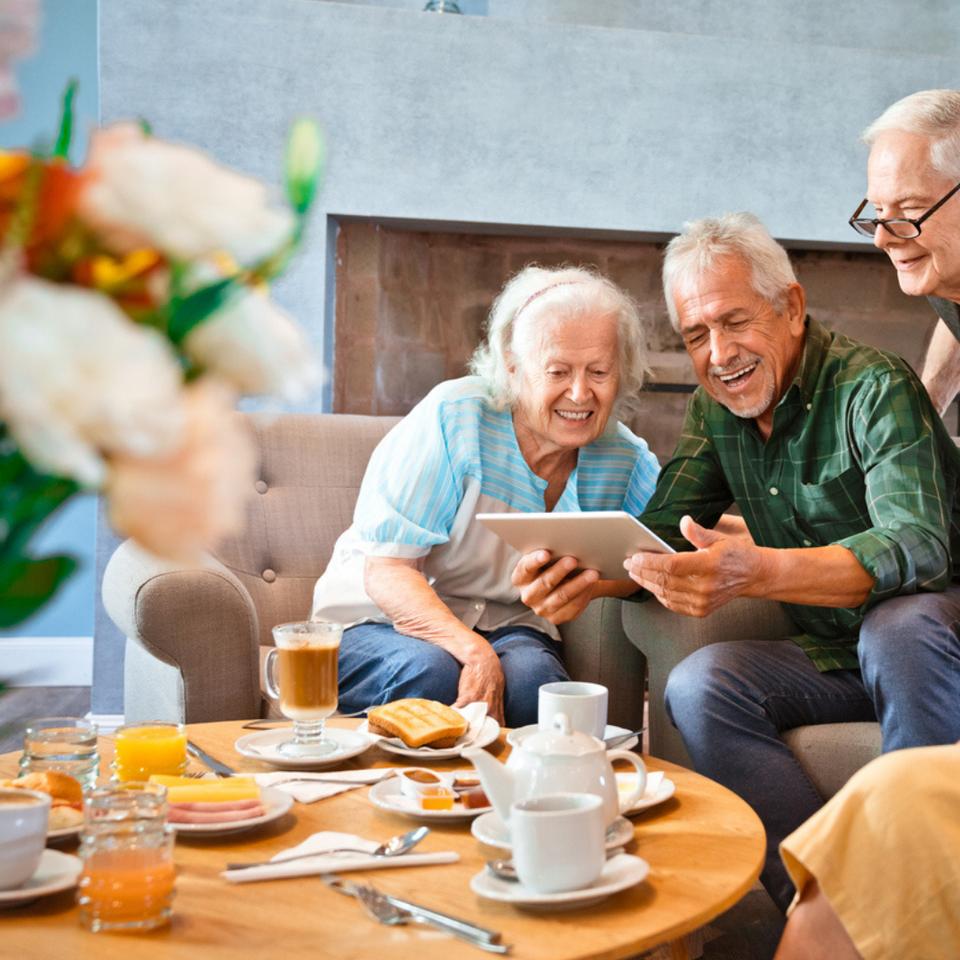 Les personnes les plus à risque d’Alzheimer sont plus entourées et socialement actives que celles qui ont moins de risque. © izusek, iStock