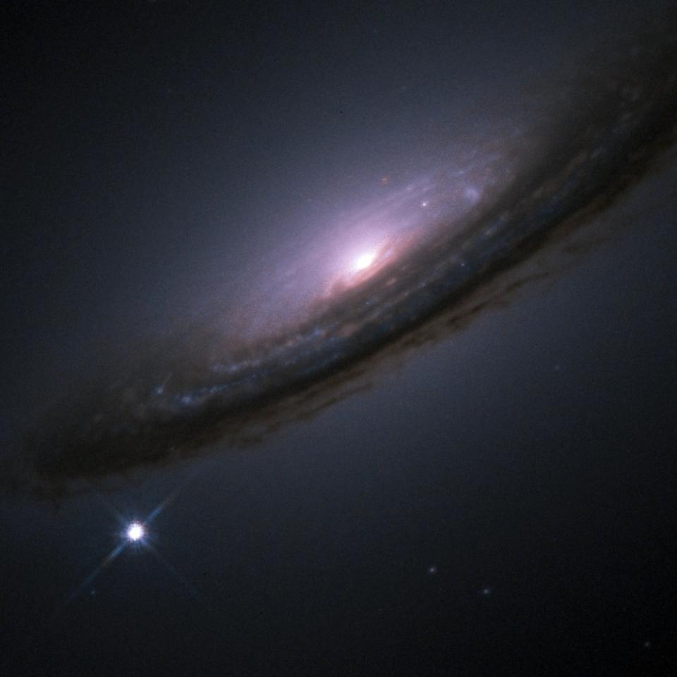 Image du télescope spatial Hubble de la supernova 1994D dans la galaxie NGC 4526. Les chercheurs ont utilisé des supernovae de type Ia, similaires à SN1994d, pour aider à établir que l’expansion de l’Univers pourrait en fait avoir commencé à ralentir.&nbsp;©&nbsp;Nasa