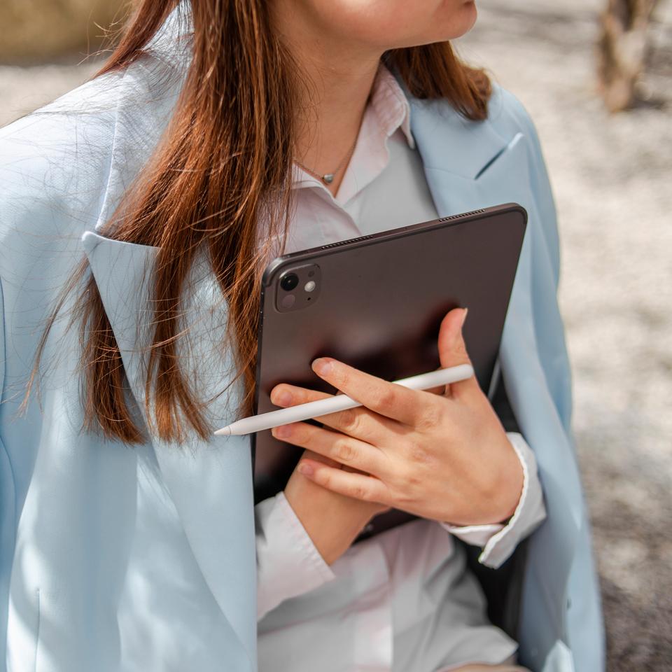 Le stylet est un accessoire indispensable pour laisser parler sa créativité avec une tablette tactile © Valeriia, Adobe Stock