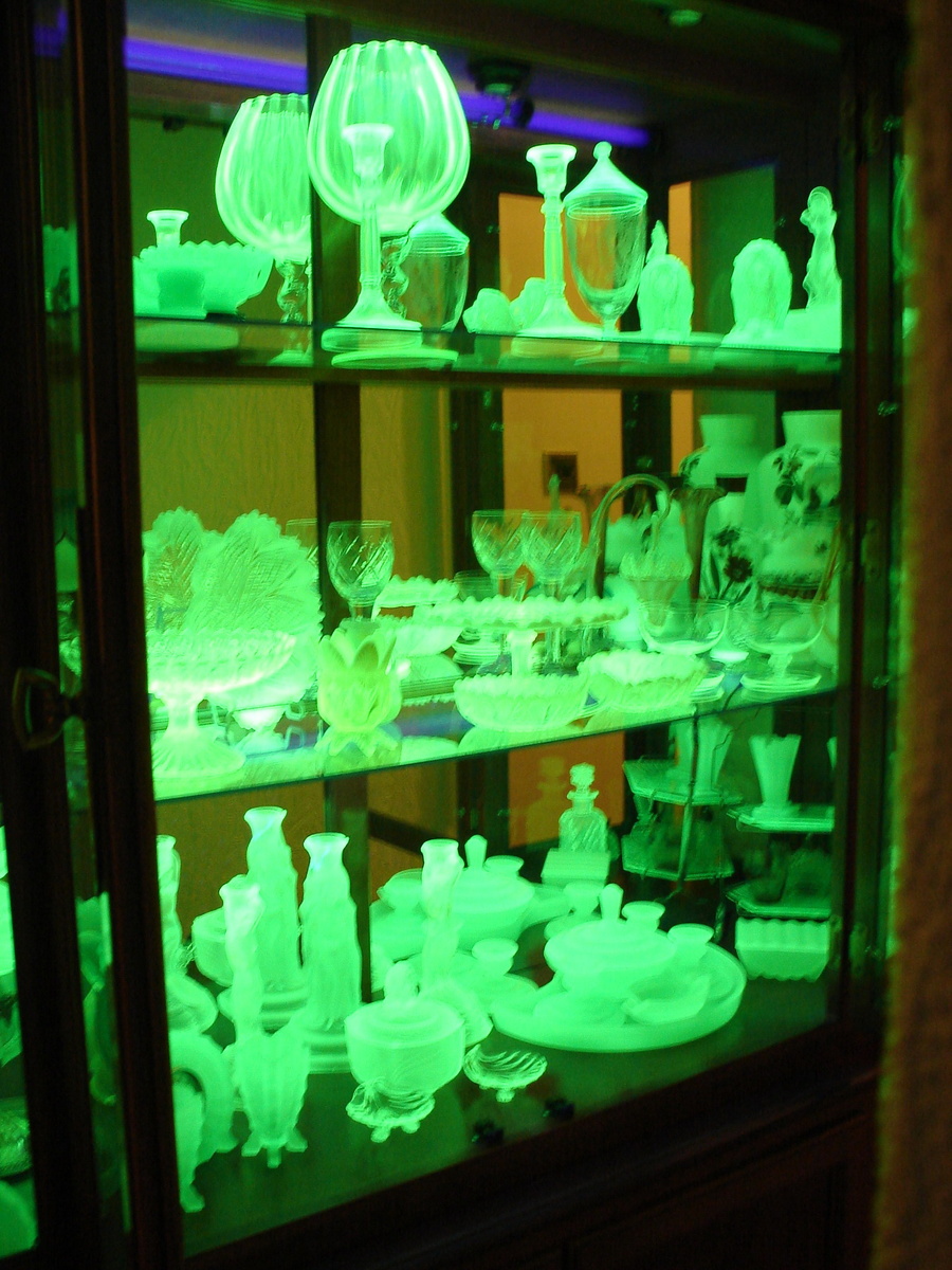 Verres à Liqueur Art Déco en Verre Uranium, 1920s, Set de 6 en vente