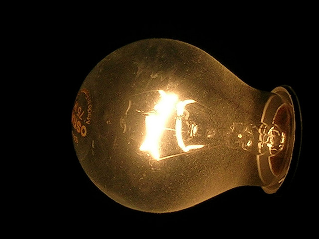 Ampoule dont le filament est incandescent. © Doozzle CC by-nc 2.0