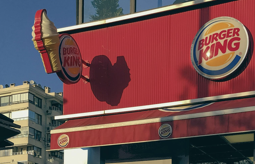 Burger King recrute une IA pour surveiller la courtoisie de ses salariés ?